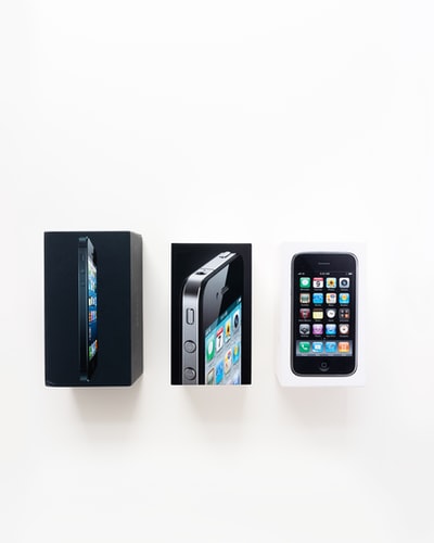 黑色iPhone 3GS，白色表面带盒子